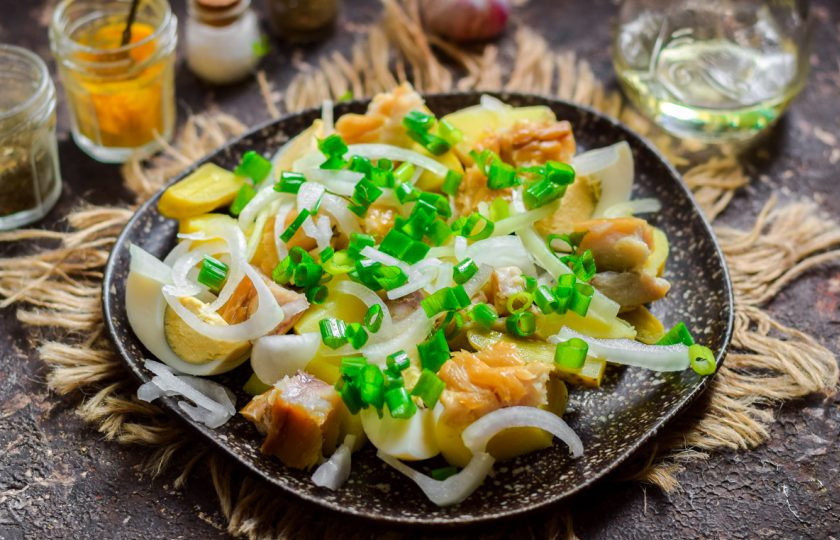 1. Этап. Салат из копченой рыбы с луком: Добавьте маринованный лук, нарезанный зеленый лук, масло, соль и перец. Салат подавайте к столу.