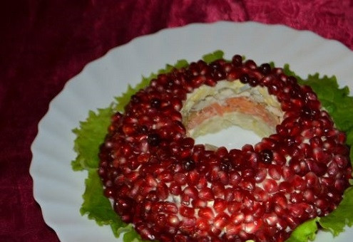 1. Этап. Гранатовый браслет салат без свеклы: И теперь украшаем салат зернами граната. Убираем стакан, а салат отправляем в холодильник хотя бы на несколько часов, пусть слои пропитаются.