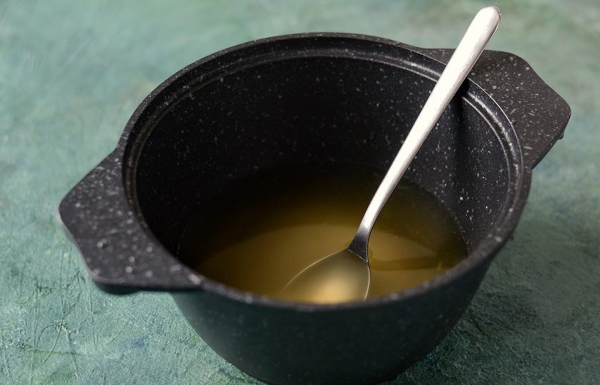 1. Этап. Кабачки с облепихой на зиму: Слейте воду, добавьте сахар и лимонную кислоту, доведите до кипения и проварите сироп 5 минут.