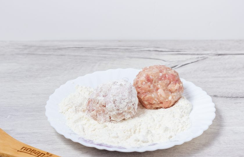 1. Этап. Ежики как в детском саду: Влажными руками сформируйте шарики, обваляйте в муке. Фарша для одного ежика я беру одну столовую ложку.