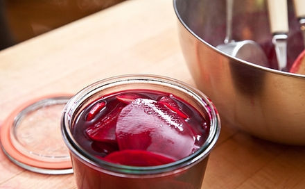 1. Этап. Свекла маринованная на зиму: Затем банку плотно закрываем крышкой и отправляем настаиваться в холодильник. На следующий день можно уже кушать свеклу. После открытия банки хранится свекла 2 недели.