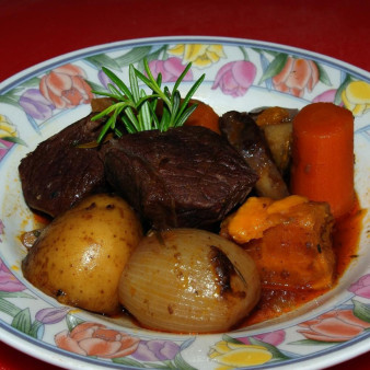 Говядина и овощи в казане