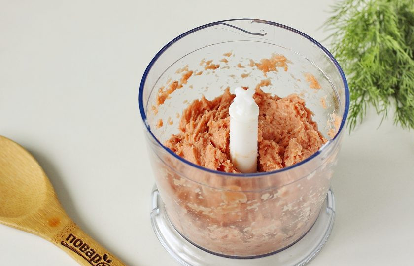 1. Этап. Рыбные котлеты Монастырские: Рыбу разделайте на филе, если не используете уже готовое и превратите в фарш любым удобным способом. Я измельчала филе при помощи блендера.