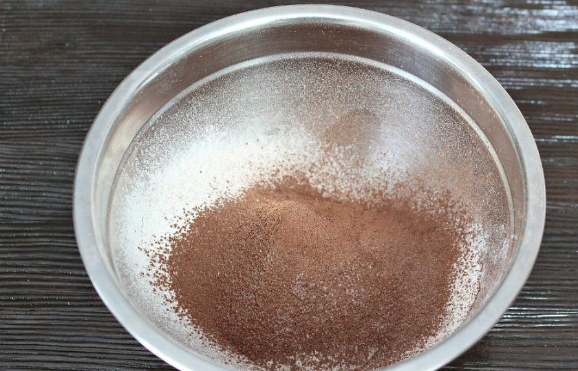 1. Этап. Мраморное печенье: Добавляем какао-порошок, просеянный через сито.