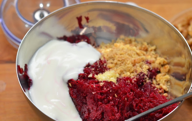 1. Этап. Салат из свеклы вареной: 2. Свеклу очищаю и натираю на крупной терке, измельчаю грецкие орехи в крошку, но не очень мелкую (на блендере или скалкой). Чеснок чищу и пропускаю через пресс, добавляю пару ложек натурального йогурта без добавок.