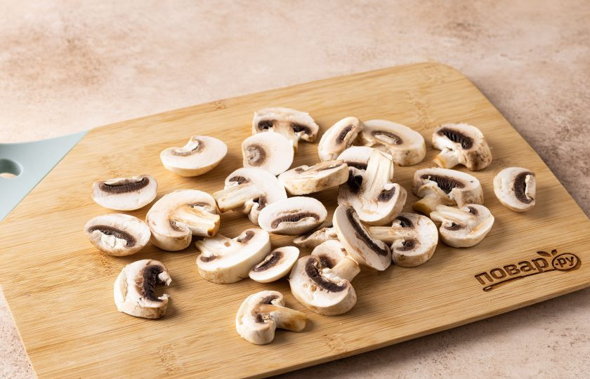 1. Этап. Грибы в сухарях с рисовой лапшой и салатом фризе: Шампиньоны помойте и нарежьте пластинами средней толщины.