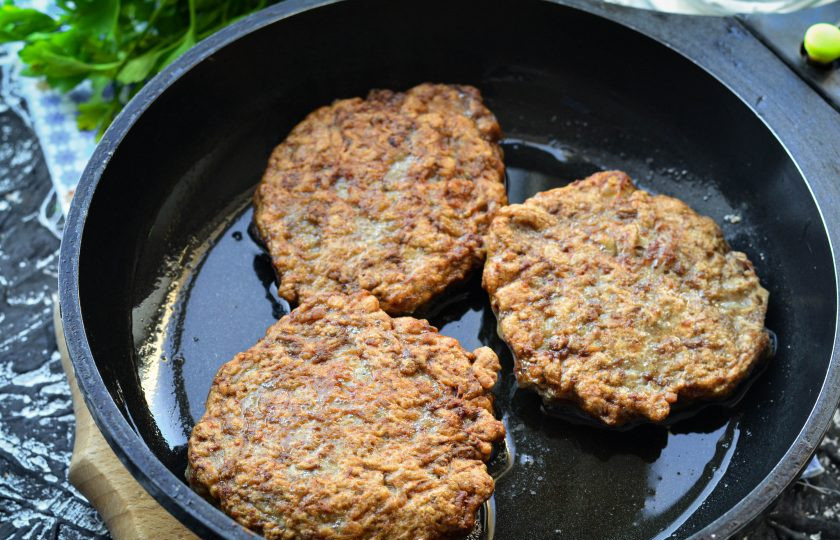 1. Этап. Котлеты из куриных потрохов: Через 5-6 минут переверните и готовьте еще столько же времени. В конце можно влить немного воды и потушить котлеты на малом огне под крышкой еще 10 минут до мягкости.