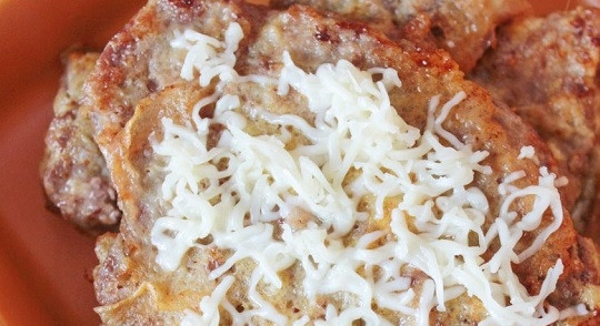 1. Этап. Отбивные из говядины: 7. Присыпьте отбивные тертым сыром, сверху выложите яйцо и подавайте к столу. Приятного аппетита!