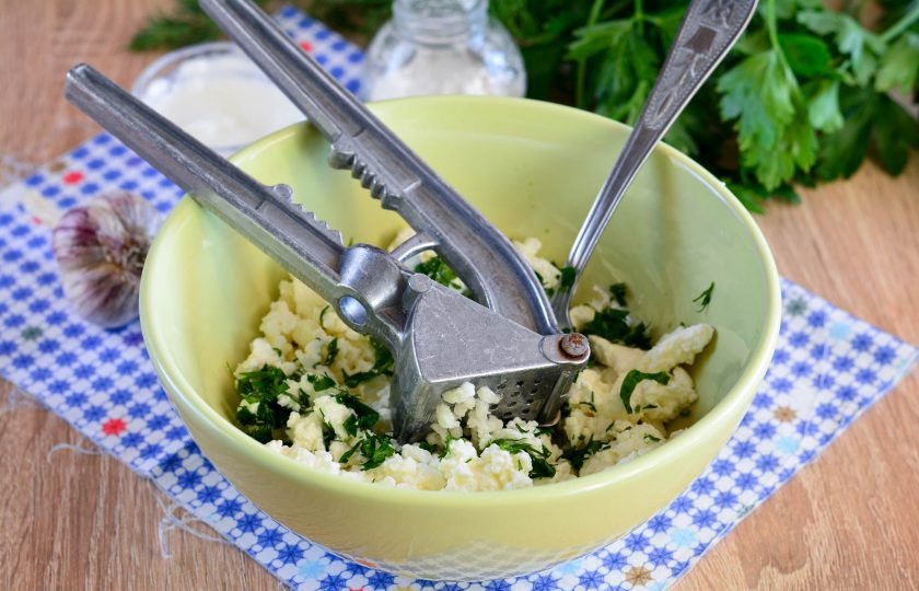 1. Этап. Закуска из творога с зеленью: 4. Выдавите чеснок через пресс.