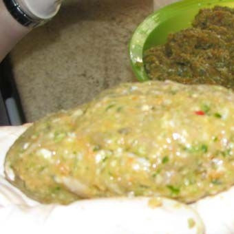 1. Этап. Рыбные котлеты по-еврейски: Из фарша сформируйте котлеты.