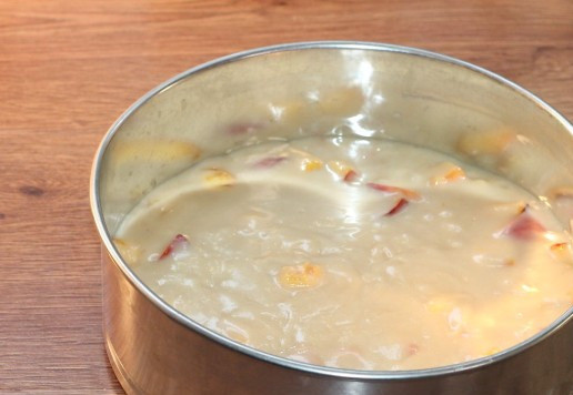 1. Этап. Пирог солнечный: 11. Берем форму для выпечки Ф=22 см, но лучше взять Ф=20 см, пирог будет повыше. Застилаем форму пекарской бумагой и смазываем холодным сливочным маслом. Выливаем тесто в форму. Ставим форму в разогретую до 180 С духовку.