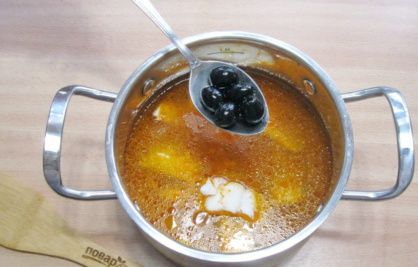 1. Этап. Солянка из судака: В готовый суп добавьте маслины.