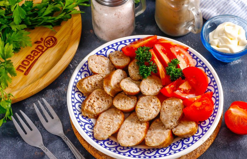 1. Этап. Куриная колбаса с салом: Нарежьте колбасу ломтиками и подайте к столу горячей, с соусами или сметаной, хлебом.