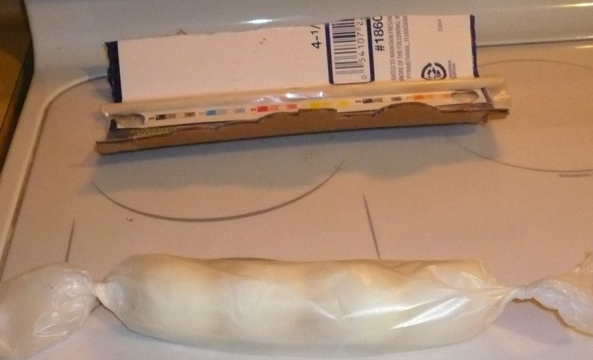 1. Этап. Яйца в форме сердечек: Заверните их в целлофановый пакет или пищевую плёнку.