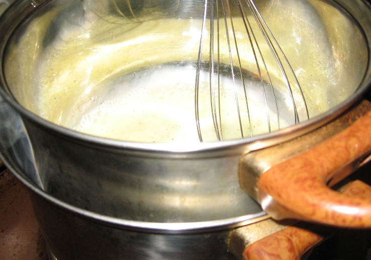 1. Этап. Соус для горбуши: Теперь ставим кастрюльку на водяную баню и начинаем непрерывно взбивать желтки.