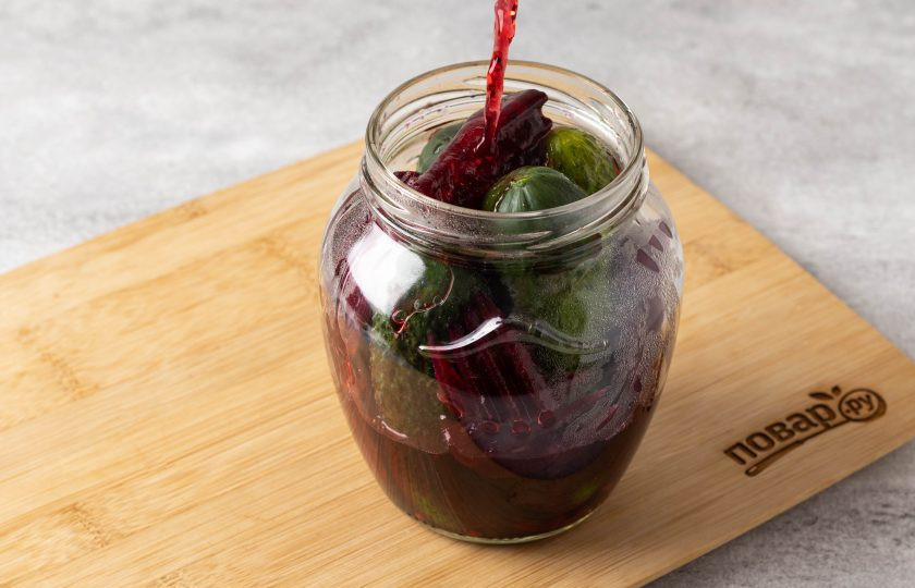 1. Этап. Огурцы маринованные со свеклой на зиму: Залейте в банку маринад до верха. Плотно закрутите крышку.