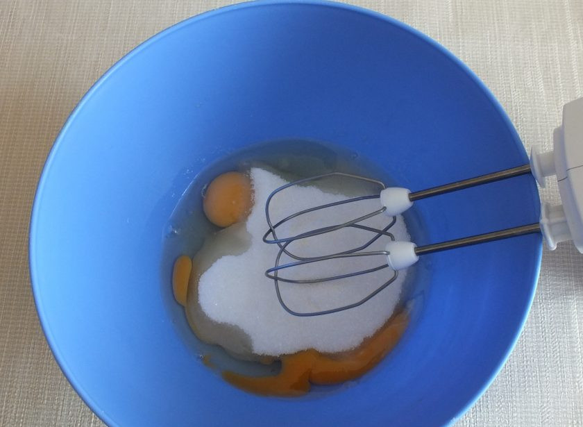 1. Этап. Итальянский кекс: Взбейте яйца с сахаром в пышную пену.