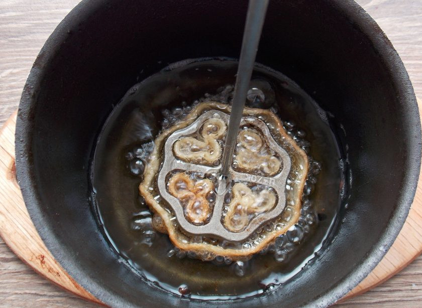 1. Этап. Хворост Ажурный: Разогретую формочку опустите в тесто, не закрывая верхний край, иначе не сможете снять готовый хворост. Готовьте до золотистого цвета хвороста.