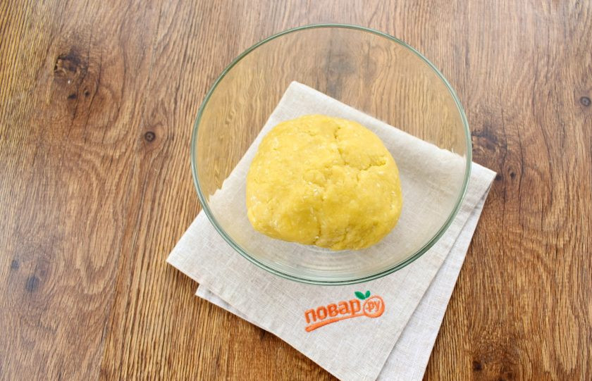 1. Этап. Лимонно-кокосовые квадратики: Добавьте кокосовую стружку, сахар (100 г) и соль, перемешайте. Влейте растопленное сливочное масло, перемешайте. Добавьте яйцо и замесите мягкое тесто.