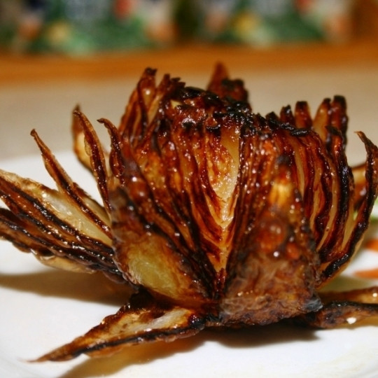 1. Этап. Луковая роза: Обжаренные луковые розы шумовкой достаем из масла, выкладываем на бумажное полотенце (чтобы впитался лишний жир), после чего кладем на тарелки и подаем как закуску.