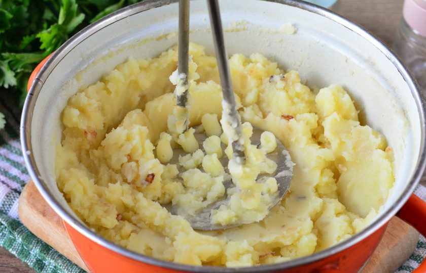 1. Этап. Пирожки с картошкой по бабушкиному рецепту: Разомните картошку в пюре, добавьте по вкусу черный перец. Перемешайте начинку, попробуйте на соль. Начинку немного остудите, чтобы она стала теплой.