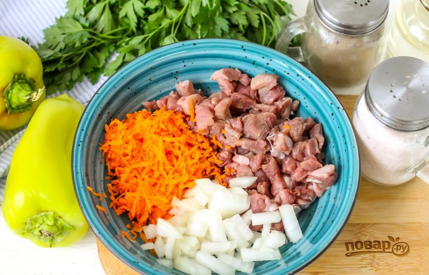 1. Этап. Долма из перцев: Мясо промойте в воде, срежьте с него пленки и нарежьте мелкими кубиками. Очистите овощи от кожуры, промойте. Натрите морковь на терке с мелкими ячейками, а лук нарежьте мелким кубиком.