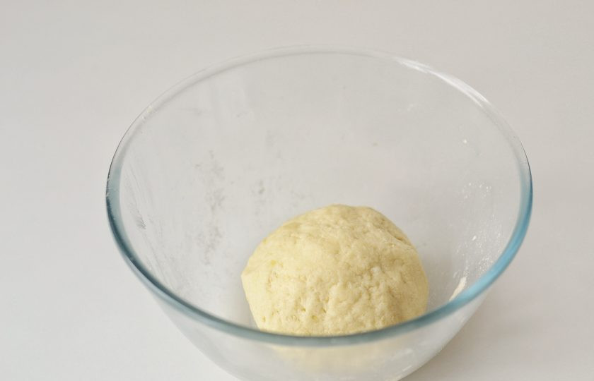 1. Этап. Ирландские сконы: Заверните тесто в пленку и уберите на полчаса в холодильник.