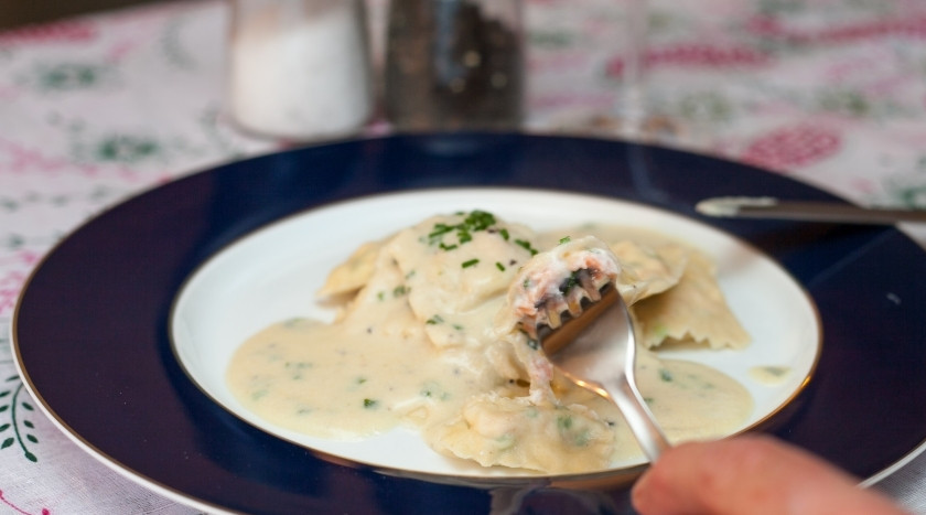 1. Этап. Равиоли с лососем: Равиоли с лососем варятся окло 7 минут. Как только всплывут, подержите ещё пару минут в воде и можете подавать к столу. Приятного аппетита.