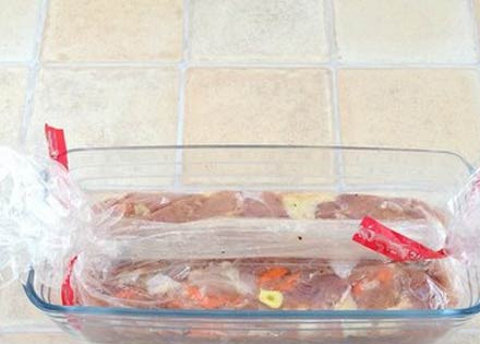 1. Этап. Куриный рулет в желе: 6. Необходимо подобрать соответствующую жаропрочную форму, чтобы выложить туда рулет. Разровнять мясо и плотно завязать второй край пакета для запекания. Иголкой или зубочисткой сделать 3-4 прокола, чтобы дать возможность выходить пару в процессе приготовления. Отправить рулет в духовку минимум на 1 час, а при необходимости оставить еще на 10-20 минут.