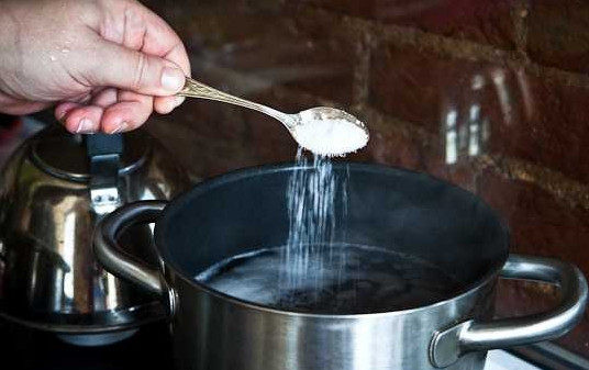 1. Этап. Вкусный фасолевый суп: 2. После закипания посолите по вкусу и оставьте на среднем огне минут на 20.