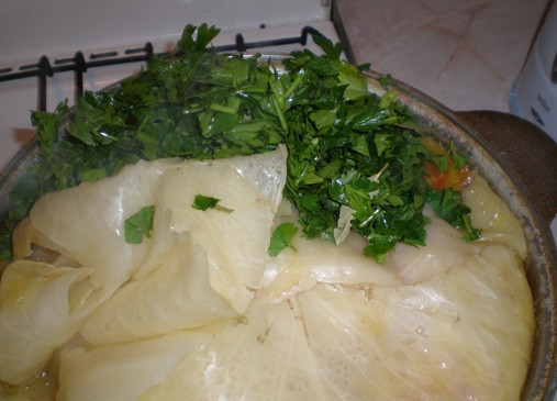 1. Этап. Дамляма из свинины и говядины: 10. Тушим один час на слабом огне, после чего добавляем зелень петрушки (или любую другую по вкусу).