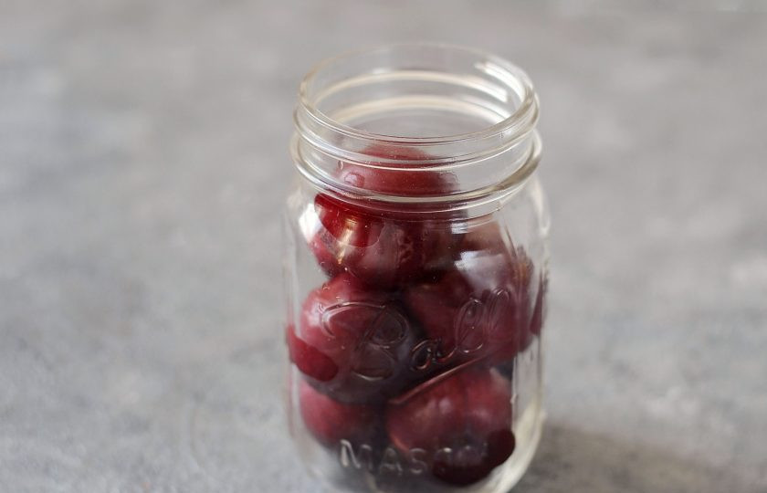 1. Этап. Маринованные сливы с горчицей на зиму: Выложите в чистые, заранее стерилизованные банки.