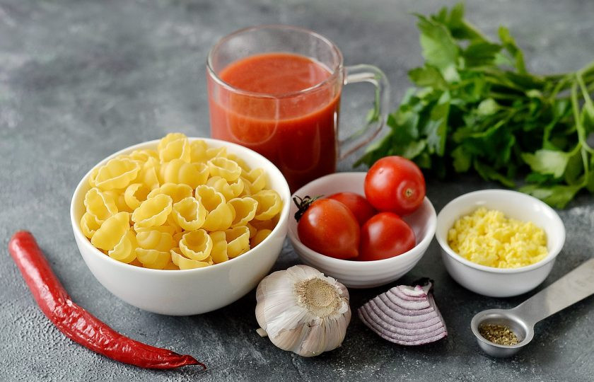 1. Этап. Паста Арабьята: Подготовьте все ингредиенты.