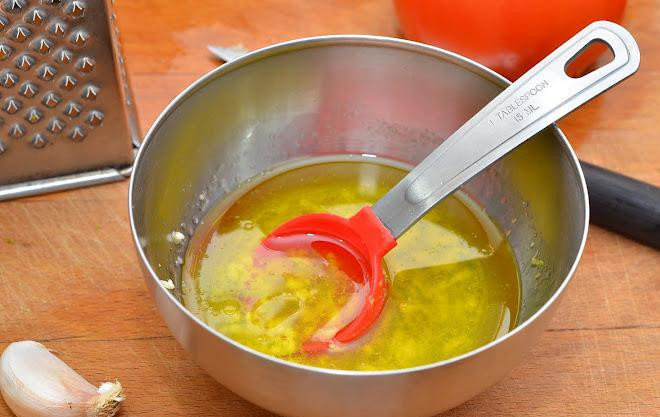 1. Этап. Салат с лимонной заправкой: Готовим лимонную заправку. В мисочке смешиваем оливковое масло, цедру одного лимона, сок половины лимона и выдавленный чеснок. Хорошенько перемешиваем и оставляем.