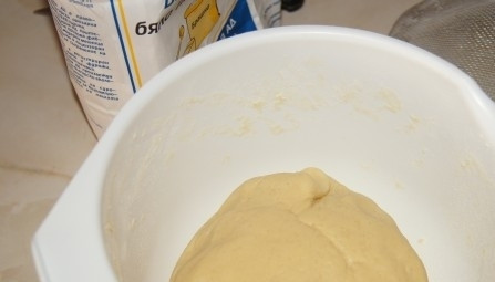 1. Этап. Песочные корзиночки с белковым кремом: Добавьте в яично-масляную смесь разрыхлитель, муку, соль. Замесите крутое тесто и уберите его в морозильник, пока будете готовить крем.