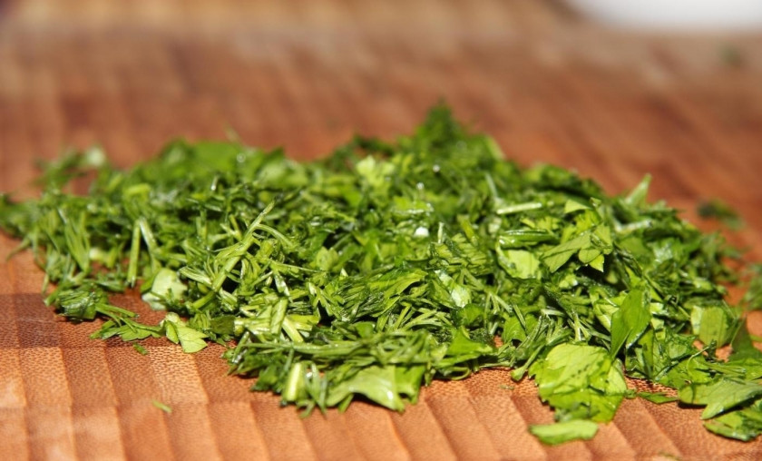 1. Этап. Красная рыба под сливочным соусом: 6. Мою зелень (укроп и петрушку), нарезаю их мелко ножом.