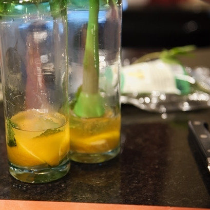 1. Этап. Апельсиновый мохито: 3. Раздавите и перемешайте апельсины, мяту и сироп или сахар.