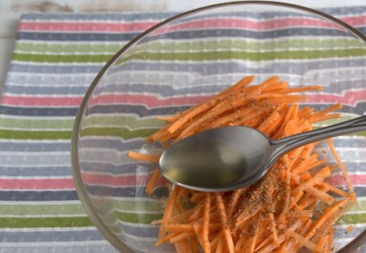 1. Этап. Фунчоза с овощами (классический рецепт): 3. Шинкуем морковь и добавляем в нее специи. Я обычно приправляю ее корейскими пряностями, добавляю соль и уксус. Оставляю мариноваться минут на 5-10, после чего ее можно смело отправлять к остальным ингредиентам.