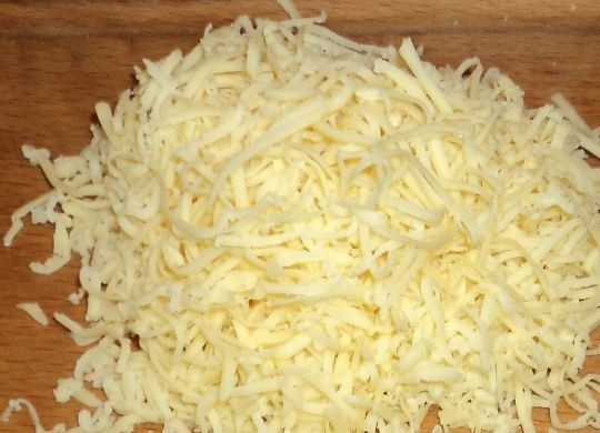 1. Этап. Картофельные котлеты с сыром: Натираем сыр на крупной терке.