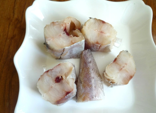 1. Этап. Минтай тушеный: Рыбку хорошо промываем, просушиваем и нарезаем на порционные кусочки.