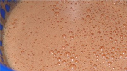 1. Этап. Торт Шифон: 1. Для начала необходимо отделить белки от желтков. 2 желтка соединить с 90 миллилитрами теплого молока, растительным маслом и цедрой 1 лимона.