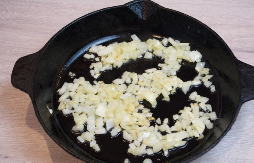 1. Этап. Солянка сборная (мясная, домашняя): На растительном масле обжариваем нашинкованный лук.