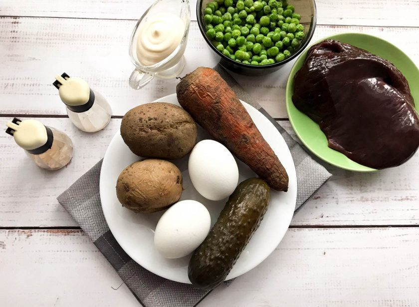 1. Этап. Оливье с печенью: Подготовьте все необходимые ингредиенты. Овощи отварите до готовности. Яйца варите 7-8 минут после закипания воды.