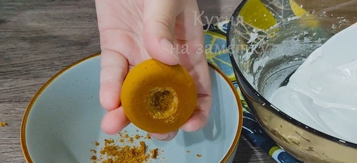 1. Этап. Пряничные медовые грибочки: В шляпках с плоской стороны сделать углубление с помощью ножа так, чтобы можно было вставить ножку.