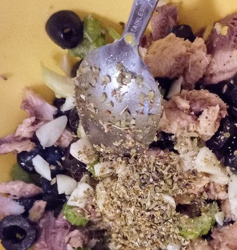 1. Этап. Салат из сардин и сельдерея: Добавить чеснок и эстрагон.