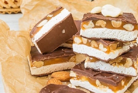 1. Этап. Сникерс в домашних условиях: Остывший пласт нарезаем на порционные батончики.