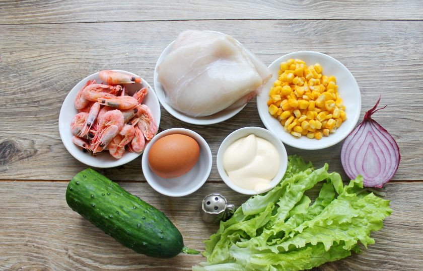 1. Этап. Салат с кальмарами, креветками и кукурузой: Подготовьте все необходимые ингредиенты для приготовления салата с кальмарами, креветками и кукурузой. Овощи и зелень вымойте и обсушите.