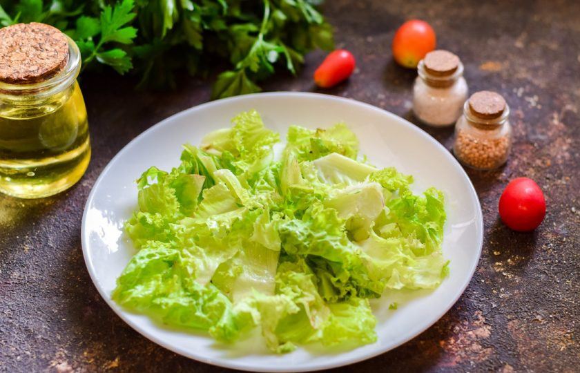 1. Этап. Салат с тунцом и кедровыми орешками: Салатные листья ополосните и просушите, после порвите руками и выложите на тарелку.