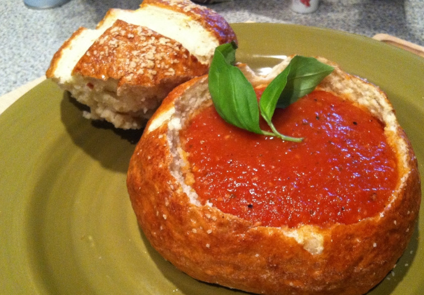 1. Этап. Томатный суп в хлебе: Для подачи, отрежьте верхушку хлеба и удалите всю мякоть. 