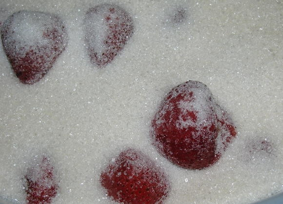 1. Этап. Клубника, перетертая с сахаром: 2. Засыпьте сахаром и поставьте на пару часов в холодильник, чтобы они пустили сок. Можно оставить на ночь.